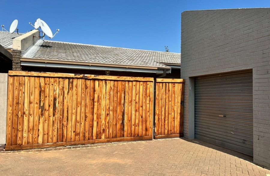 2 Bedroom Property for Sale in Langenhovenpark Free State